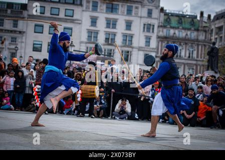 Londres, Angleterre, Royaume-Uni. 6 avril 2024. Des artistes martiaux se produisent pendant le festival Vaisakhi à Trafalgar Square à Londres. Le Festival Vaisakhi était co-animé par Tommy Sandhu et Shani Dhanda, et une foule de divertissements, avec des performances de Kirpal Singh Panesar, Ravneet Sehra, les jumeaux Grewal, Dhol Academy, Gatka (Baba Fateh Singh Gatka Akhara) et beaucoup d'autres. (Crédit image : © Loredana Sangiuliano/SOPA images via ZUMA Press Wire) USAGE ÉDITORIAL SEULEMENT! Non destiné à UN USAGE commercial ! Banque D'Images