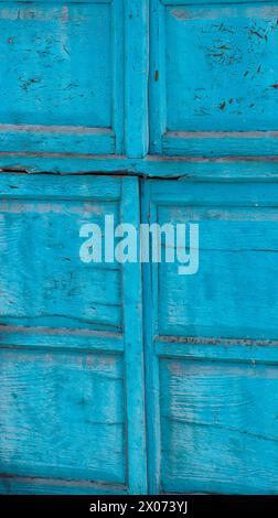 gros plan d'une porte antique en bois bleu turquoise. texture du bois. Banque D'Images