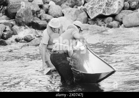 Réel 31 - 2 - 1973 : dans un canoë à travers OsloIl est-il possible de pagayer Akerselva dans un canoë? Aktuell équipa une expédition qui devait essayer de faire son chemin de Maridalsvannet au quai de Kølapålsen. Photo : ODD Ween / Aktuell / NTB ***PHOTO NON TRAITÉE*** Banque D'Images