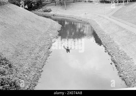 Réel 31 - 2 - 1973 : dans un canoë à travers OsloIl est-il possible de pagayer Akerselva dans un canoë? Aktuell équipa une expédition qui devait essayer de faire son chemin de Maridalsvannet au quai de Kølapålsen. Photo : ODD Ween / Aktuell / NTB ***PHOTO NON TRAITÉE*** Banque D'Images