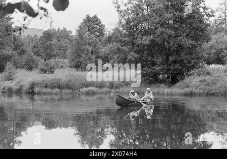 Réel 31 - 2 - 1973 : dans un canoë à travers OsloIl est-il possible de pagayer Akerselva dans un canoë? Aktuell équipa une expédition qui devait essayer de faire son chemin de Maridalsvannet au quai de Kølapålsen. Photo : ODD Ween / Aktuell / NTB ***PHOTO NON TRAITÉE*** Banque D'Images