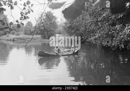Réel 31 - 2 - 1973 : dans un canoë à travers OsloIl est-il possible de pagayer Akerselva dans un canoë? Aktuell équipa une expédition qui devait essayer de faire son chemin de Maridalsvannet au quai de Kølapålsen. Photo : ODD Ween / Aktuell / NTB ***PHOTO NON TRAITÉE*** Banque D'Images
