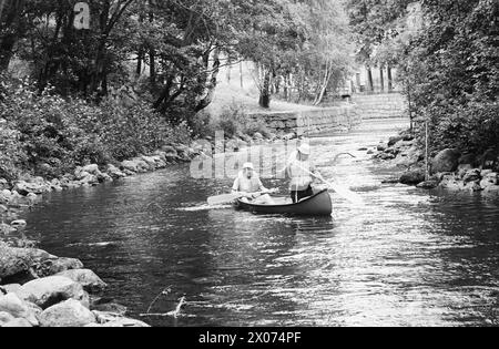 Réel 31 - 2 - 1973 : dans un canoë à travers OsloIl est-il possible de pagayer Akerselva dans un canoë? Aktuell équipa une expédition qui devait essayer de faire son chemin de Maridalsvannet au quai de Kølapålsen. Photo : ODD Ween / Aktuell / NTB ***PHOTO NON TRAITÉE*** Banque D'Images