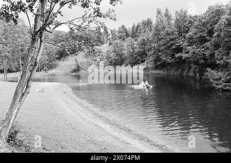 Réel 31 - 2 - 1973 : dans un canoë à travers OsloIl est-il possible de pagayer Akerselva dans un canoë? Aktuell équipa une expédition qui devait essayer de faire son chemin de Maridalsvannet au quai de Kølapålsen. Photo : ODD Ween / Aktuell / NTB ***PHOTO NON TRAITÉE*** Banque D'Images