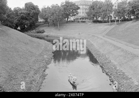 Réel 31 - 2 - 1973 : dans un canoë à travers OsloIl est-il possible de pagayer Akerselva dans un canoë? Aktuell équipa une expédition qui devait essayer de faire son chemin de Maridalsvannet au quai de Kølapålsen. Photo : ODD Ween / Aktuell / NTB ***PHOTO NON TRAITÉE*** Banque D'Images