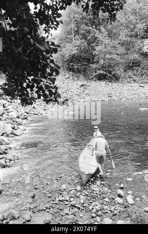 Réel 31 - 2 - 1973 : dans un canoë à travers OsloIl est-il possible de pagayer Akerselva dans un canoë? Aktuell équipa une expédition qui devait essayer de faire son chemin de Maridalsvannet au quai de Kølapålsen. Photo : ODD Ween / Aktuell / NTB ***PHOTO NON TRAITÉE*** Banque D'Images