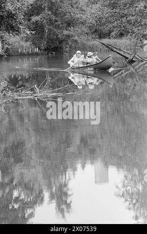 Réel 31 - 2 - 1973 : dans un canoë à travers OsloIl est-il possible de pagayer Akerselva dans un canoë? Aktuell équipa une expédition qui devait essayer de faire son chemin de Maridalsvannet au quai de Kølapålsen. Photo : ODD Ween / Aktuell / NTB ***PHOTO NON TRAITÉE*** Banque D'Images