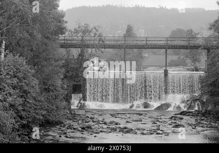 Réel 31 - 2 - 1973 : dans un canoë à travers OsloIl est-il possible de pagayer Akerselva dans un canoë? Aktuell équipa une expédition qui devait essayer de faire son chemin de Maridalsvannet au quai de Kølapålsen. Photo : ODD Ween / Aktuell / NTB ***PHOTO NON TRAITÉE*** Banque D'Images