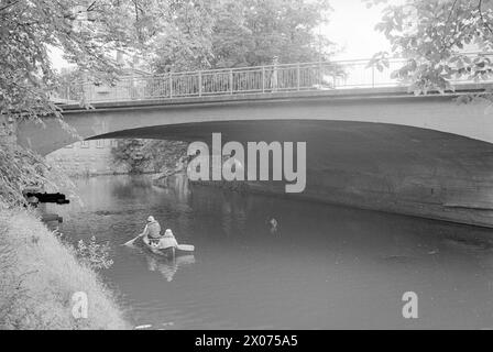Réel 31 - 2 - 1973 : dans un canoë à travers OsloIl est-il possible de pagayer Akerselva dans un canoë? Aktuell équipa une expédition qui devait essayer de faire son chemin de Maridalsvannet au quai de Kølapålsen. Photo : ODD Ween / Aktuell / NTB ***PHOTO NON TRAITÉE*** Banque D'Images