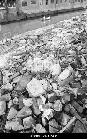 Réel 31 - 2 - 1973 : dans un canoë à travers OsloIl est-il possible de pagayer Akerselva dans un canoë? Aktuell équipa une expédition qui devait essayer de faire son chemin de Maridalsvannet au quai de Kølapålsen. Photo : ODD Ween / Aktuell / NTB ***PHOTO NON TRAITÉE*** Banque D'Images