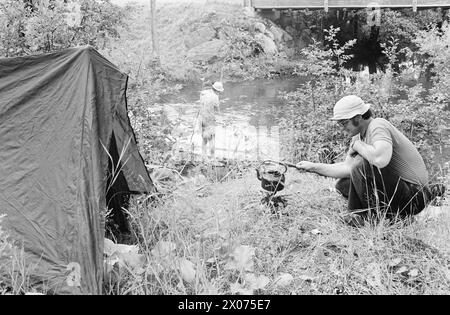 Réel 31 - 2 - 1973 : dans un canoë à travers OsloIl est-il possible de pagayer Akerselva dans un canoë? Aktuell équipa une expédition qui devait essayer de faire son chemin de Maridalsvannet au quai de Kølapålsen. Photo : ODD Ween / Aktuell / NTB ***PHOTO NON TRAITÉE*** Banque D'Images
