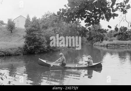 Réel 31 - 2 - 1973 : dans un canoë à travers OsloIl est-il possible de pagayer Akerselva dans un canoë? Aktuell équipa une expédition qui devait essayer de faire son chemin de Maridalsvannet au quai de Kølapålsen. Photo : ODD Ween / Aktuell / NTB ***PHOTO NON TRAITÉE*** Banque D'Images