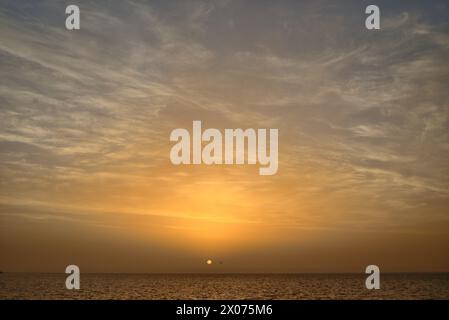 Lever de soleil sur l'océan Atlantique au large de l'île de Lanzarote. Banque D'Images