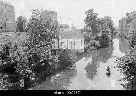 Réel 31 - 2 - 1973 : dans un canoë à travers OsloIl est-il possible de pagayer Akerselva dans un canoë? Aktuell équipa une expédition qui devait essayer de faire son chemin de Maridalsvannet au quai de Kølapålsen. Photo : ODD Ween / Aktuell / NTB ***PHOTO NON TRAITÉE*** Banque D'Images