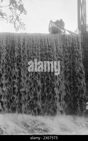 Réel 31 - 2 - 1973 : dans un canoë à travers OsloIl est-il possible de pagayer Akerselva dans un canoë? Aktuell équipa une expédition qui devait essayer de faire son chemin de Maridalsvannet au quai de Kølapålsen. Photo : ODD Ween / Aktuell / NTB ***PHOTO NON TRAITÉE*** Banque D'Images