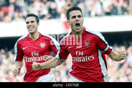 Arsenal v Spurs FA premier League 31.10.09 Fabregas marque la deuxième place d'Arsenal et les célébrités avec Robin van Persie Picture de Gavin Rodgers/ Pixel 07917221968 Banque D'Images