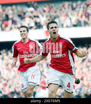 Arsenal v Spurs FA premier League 31.10.09 Fabregas marque la deuxième place d'Arsenal et les célébrités avec Robin van Persie Picture de Gavin Rodgers/ Pixel 07917221968 Banque D'Images