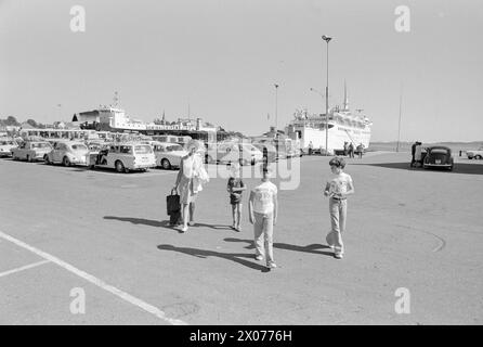 Current 30 - 6 - 1973 : Playland pour les jeunes et les anciens Legoland est un mini-Royaume qui ne vit que sur le tourisme. L’année dernière, ce monde fantastique près de Billund au Danemark a été visité par pas moins de 777 000 personnes enthousiastes – jeunes et moins jeunes. Le pic de visite en une journée est de 20 000 personnes. Legoland est un monde d'aventure pour les enfants, mais il attire encore plus d'adultes. L'année dernière, 70 % des visiteurs étaient des adultes. Photo : Ivar Aaserud / Aktuell / NTB ***PHOTO NON TRAITÉE*** Banque D'Images