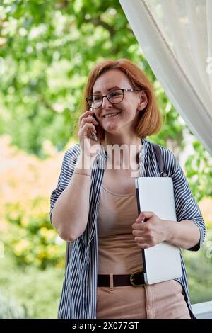 Freelance liberté une jeune femme travaillant à distance avec le sourire. Banque D'Images