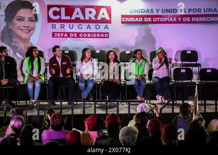 Mexico, Mexique. 09th Apr, 2024. Clara Brugada, candidate à la tête du gouvernement de Mexico pour la coalition "continuons à faire l'histoire", dirige une Assemblée territoriale avec les habitants du quartier Mesa Los Hornos au bureau du maire de Tlalpan. Crédit : SOPA images Limited/Alamy Live News Banque D'Images