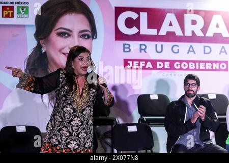 Mexico, Mexique. 09th Apr, 2024. Clara Brugada, candidate à la tête du gouvernement de Mexico pour la coalition "continuons à faire l'histoire", s'exprime lors d'une Assemblée territoriale avec des habitants du quartier Mesa Los Hornos au bureau du maire de Tlalpan. Crédit : SOPA images Limited/Alamy Live News Banque D'Images