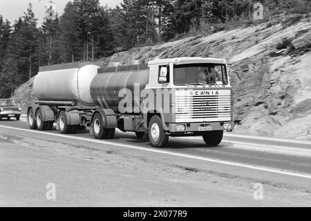 Effectif 30 - 1 - 1973 : pas de contrôle du poison carsjour et nuit, des transports chimiques dangereux roulent sur nos routes - et à travers des zones résidentielles densément peuplées. Nous avons encore peu de choses à montrer pour le jour où l'accident sera terminé. Mais Akershus est en train de cartographier les transports de poison, en même temps qu’un département spécialement formé aux opérations de foudre sera mis en place à Oslo. Photo : ODD Ween / Aktuell / NTB ***PHOTO NON TRAITÉE*** Banque D'Images