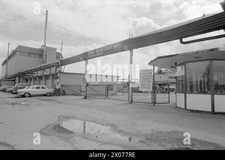 Effectif 30 - 1 - 1973 : pas de contrôle du poison carsjour et nuit, des transports chimiques dangereux roulent sur nos routes - et à travers des zones résidentielles densément peuplées. Nous avons encore peu de choses à montrer pour le jour où l'accident sera terminé. Mais Akershus est en train de cartographier les transports de poison, en même temps qu’un département spécialement formé aux opérations de foudre sera mis en place à Oslo. Il existe un grand nombre d'entreprises chimiques industrielles à Oslo et dans les environs. Beaucoup d'entre eux utilisent des produits chimiques dangereux comme matières premières. Photo : ODD Ween / Aktuell / NTB ***PHOTO NON TRAITÉE*** Banque D'Images