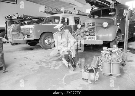 Effectif 30 - 1 - 1973 : pas de contrôle du poison carsjour et nuit, des transports chimiques dangereux roulent sur nos routes - et à travers des zones résidentielles densément peuplées. Nous avons encore peu de choses à montrer pour le jour où l'accident sera terminé. Mais Akershus est en train de cartographier les transports de poison, en même temps qu’un département spécialement formé aux opérations de foudre sera mis en place à Oslo. Chef des pompiers Jørgen Høgetveit à Lørenskog : le service des pompiers doit être informé du transport et du stockage de substances toxiques. Photo : ODD Ween / Aktuell / NTB ***PHOTO NON TRAITÉE*** Banque D'Images