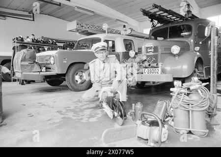 Effectif 30 - 1 - 1973 : pas de contrôle du poison carsjour et nuit, des transports chimiques dangereux roulent sur nos routes - et à travers des zones résidentielles densément peuplées. Nous avons encore peu de choses à montrer pour le jour où l'accident sera terminé. Mais Akershus est en train de cartographier les transports de poison, en même temps qu’un département spécialement formé aux opérations de foudre sera mis en place à Oslo. Chef des pompiers Jørgen Høgetveit à Lørenskog : le service des pompiers doit être informé du transport et du stockage de substances toxiques. Photo : ODD Ween / Aktuell / NTB ***PHOTO NON TRAITÉE*** Banque D'Images