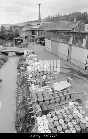 Effectif 30 - 1 - 1973 : pas de contrôle du poison carsjour et nuit, des transports chimiques dangereux roulent sur nos routes - et à travers des zones résidentielles densément peuplées. Nous avons encore peu de choses à montrer pour le jour où l'accident sera terminé. Mais Akershus est en train de cartographier les transports de poison, en même temps qu’un département spécialement formé aux opérations de foudre sera mis en place à Oslo. Il existe un grand nombre d'entreprises chimiques industrielles à Oslo et dans les environs. Beaucoup d'entre eux utilisent des produits chimiques dangereux comme matières premières. Photo : ODD Ween / Aktuell / NTB ***PHOTO NON TRAITÉE*** Banque D'Images