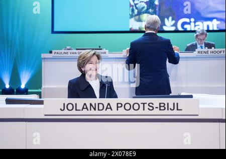 ZAANDAM - CFO Jolanda Poots-Bijl avec d'autres membres du conseil d'administration avant l'Assemblée générale des actionnaires du groupe de supermarchés Ahold Delhaize. ANP JEROEN JUMELET pays-bas OUT - belgique OUT Banque D'Images