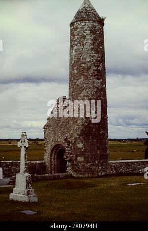 Blick auf den Rundturm des ehemaligen Klosters Clonmacnoise Comté d'Irland Offaly ruine Clonmacnoise *** vue de la tour ronde de l'ancien monastère de Clonmacnoise Irlande Comté d'Offaly ruine Clonmacnoise Banque D'Images