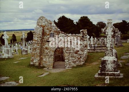 Blick ueber die Ruinen des ehemaligen Klosters Clonmacnoise Comté d'Irland Offaly Ruine Clonmacnoise *** vue sur les ruines de l'ancien monastère Clonmacnoise Comté d'Irlande Offaly ruine Clonmacnoise Banque D'Images