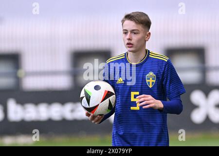 Gabriel Granberg (5) de Suède photographié lors d'un match amical de football entre les équipes nationales de Belgique et de Suède des moins de 16 ans futures le mercredi 9 avril 2024 à Tubize , Belgique . PHOTO SPORTPIX | Dirk Vuylsteke Banque D'Images
