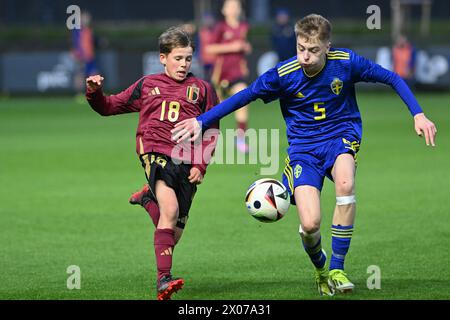 Milan Vercruysse (18 ans) de Belgique et Gabriel Granberg (5 ans) de Suède photographiés lors d'un match amical de football entre les équipes nationales de Belgique et de Suède des moins de 16 ans futures le mercredi 9 avril 2024 à Tubize , Belgique . PHOTO SPORTPIX | Dirk Vuylsteke Banque D'Images