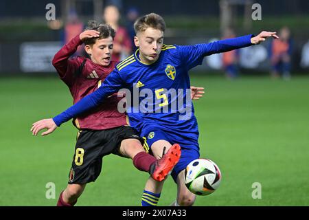 Milan Vercruysse (18 ans) de Belgique et Gabriel Granberg (5 ans) de Suède photographiés lors d'un match amical de football entre les équipes nationales de Belgique et de Suède des moins de 16 ans futures le mercredi 9 avril 2024 à Tubize , Belgique . PHOTO SPORTPIX | Dirk Vuylsteke Banque D'Images
