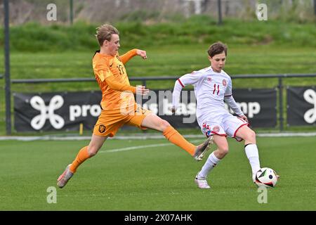 SIL Blokhuis (17) des pays-Bas et Anton Harder Sindt (11) photographiés lors d'un match amical de football entre les équipes nationales des moins de 16 ans futures du Danemark et des pays-Bas le mardi 9 avril 2024 à Tubize , Belgique . PHOTO SPORTPIX | Dirk Vuylsteke Banque D'Images