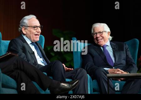 Austin Texas USA, 9 avril 2024 : BOB WOODWARD (à gauche) et CARL BERNSTEIN, anciens journalistes légendaires du Washington Post, parlent de son rôle dans le scandale du Watergate de 1972-1974, qui a finalement fait tomber le président Richard Nixon, au cours du forum sur le journalisme Trust.News.Democracy. À la bibliothèque présidentielle LBJ. Les anciens collègues de Post ont également discuté des défis auxquels sont confrontés les journalistes aujourd'hui à l'âge de 24/7 cycles d'information et des médias sociaux. Crédit : Bob Daemmrich/Alamy Live News Banque D'Images