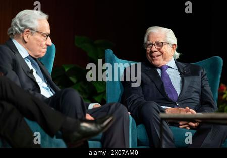 Austin Texas USA, 9 avril 2024 : BOB WOODWARD (à gauche) et CARL BERNSTEIN, anciens journalistes légendaires du Washington Post, parlent de son rôle dans le scandale du Watergate de 1972-1974, qui a finalement fait tomber le président Richard Nixon, au cours du forum sur le journalisme Trust.News.Democracy. À la bibliothèque présidentielle LBJ. Les anciens collègues de Post ont également discuté des défis auxquels sont confrontés les journalistes aujourd'hui à l'âge de 24/7 cycles d'information et des médias sociaux. Crédit : Bob Daemmrich/Alamy Live News Banque D'Images