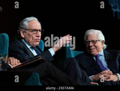Austin Texas USA, 9 avril 2024 : BOB WOODWARD (à gauche) et CARL BERNSTEIN, anciens journalistes légendaires du Washington Post, parlent de son rôle dans le scandale du Watergate de 1972-1974, qui a finalement fait tomber le président Richard Nixon, au cours du forum sur le journalisme Trust.News.Democracy. À la bibliothèque présidentielle LBJ. Les anciens collègues de Post ont également discuté des défis auxquels sont confrontés les journalistes aujourd'hui à l'âge de 24/7 cycles d'information et des médias sociaux. Crédit : Bob Daemmrich/Alamy Live News Banque D'Images