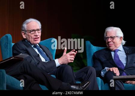 Austin Texas USA, 9 avril 2024 : BOB WOODWARD (à gauche) et CARL BERNSTEIN, anciens journalistes légendaires du Washington Post, parlent de son rôle dans le scandale du Watergate de 1972-1974, qui a finalement fait tomber le président Richard Nixon, au cours du forum sur le journalisme Trust.News.Democracy. À la bibliothèque présidentielle LBJ. Les anciens collègues de Post ont également discuté des défis auxquels sont confrontés les journalistes aujourd'hui à l'âge de 24/7 cycles d'information et des médias sociaux. Crédit : Bob Daemmrich/Alamy Live News Banque D'Images