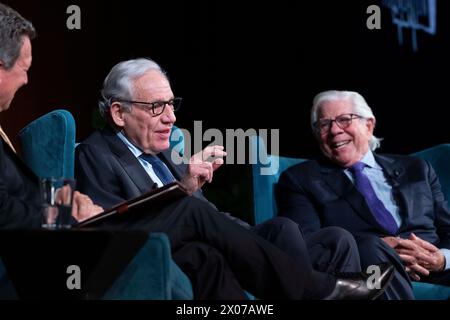 Austin Texas USA, 9 avril 2024 : BOB WOODWARD (à gauche) et CARL BERNSTEIN, anciens journalistes légendaires du Washington Post, parlent de son rôle dans le scandale du Watergate de 1972-1974, qui a finalement fait tomber le président Richard Nixon, au cours du forum sur le journalisme Trust.News.Democracy. À la bibliothèque présidentielle LBJ. Les anciens collègues de Post ont également discuté des défis auxquels sont confrontés les journalistes aujourd'hui à l'âge de 24/7 cycles d'information et des médias sociaux. Crédit : Bob Daemmrich/Alamy Live News Banque D'Images