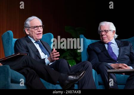 Austin Texas USA, 9 avril 2024 : BOB WOODWARD (à gauche) et CARL BERNSTEIN, anciens journalistes légendaires du Washington Post, parlent de son rôle dans le scandale du Watergate de 1972-1974, qui a finalement fait tomber le président Richard Nixon, au cours du forum sur le journalisme Trust.News.Democracy. À la bibliothèque présidentielle LBJ. Les anciens collègues de Post ont également discuté des défis auxquels sont confrontés les journalistes aujourd'hui à l'âge de 24/7 cycles d'information et des médias sociaux. Crédit : Bob Daemmrich/Alamy Live News Banque D'Images