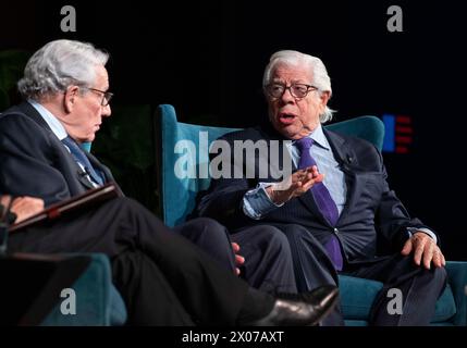 Austin Texas USA, 9 avril 2024 : BOB WOODWARD (à gauche) et CARL BERNSTEIN, anciens journalistes légendaires du Washington Post, parlent de son rôle dans le scandale du Watergate de 1972-1974, qui a finalement fait tomber le président Richard Nixon, au cours du forum sur le journalisme Trust.News.Democracy. À la bibliothèque présidentielle LBJ. Les anciens collègues de Post ont également discuté des défis auxquels sont confrontés les journalistes aujourd'hui à l'âge de 24/7 cycles d'information et des médias sociaux. Crédit : Bob Daemmrich/Alamy Live News Banque D'Images