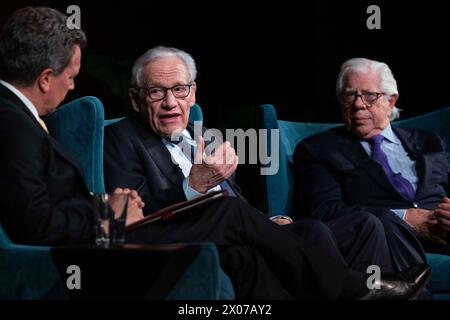 Austin Texas USA, 9 avril 2024 : BOB WOODWARD (à gauche) et CARL BERNSTEIN, anciens journalistes légendaires du Washington Post, parlent de son rôle dans le scandale du Watergate de 1972-1974, qui a finalement fait tomber le président Richard Nixon, au cours du forum sur le journalisme Trust.News.Democracy. À la bibliothèque présidentielle LBJ. Les anciens collègues de Post ont également discuté des défis auxquels sont confrontés les journalistes aujourd'hui à l'âge de 24/7 cycles d'information et des médias sociaux. Crédit : Bob Daemmrich/Alamy Live News Banque D'Images