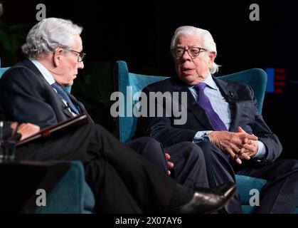 Austin Texas USA, 9 avril 2024 : BOB WOODWARD (à gauche) et CARL BERNSTEIN, anciens journalistes légendaires du Washington Post, parlent de son rôle dans le scandale du Watergate de 1972-1974, qui a finalement fait tomber le président Richard Nixon, au cours du forum sur le journalisme Trust.News.Democracy. À la bibliothèque présidentielle LBJ. Les anciens collègues de Post ont également discuté des défis auxquels sont confrontés les journalistes aujourd'hui à l'âge de 24/7 cycles d'information et des médias sociaux. Crédit : Bob Daemmrich/Alamy Live News Banque D'Images