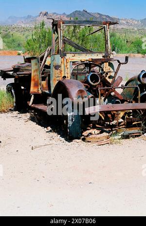 Image filmée d'un vieux camion en panne et rouillé sans pneus dans le désert Banque D'Images