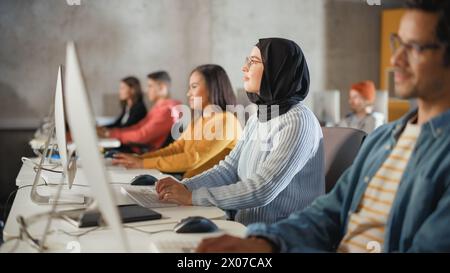 Étudiante musulmane intelligente en Hijab étudiant à l'université avec divers camarades de classe multiethniques. Appliquer ses connaissances pour acquérir des compétences académiques en classe Banque D'Images