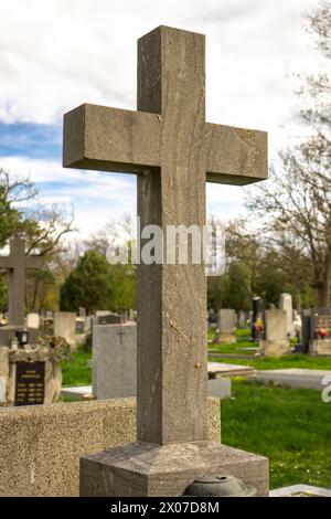 Croix de pierre sur une tombe dans un cimetière de Vienne Banque D'Images