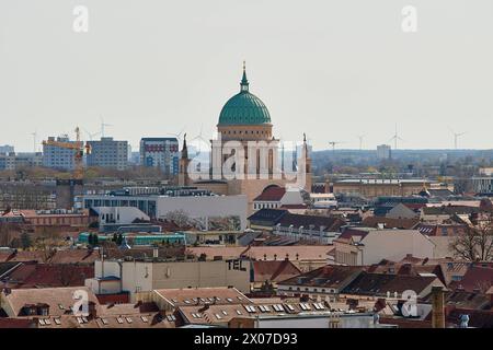 Potsdam Stadtansicht Nikolaikirche Potsdam Stadtansicht. Blick ueber die Daecher der Brandenburgischen Landeshauptstadt auf die evangelische est créé Nikolaikirche. Entworfen wurde die Kirche von Karl Friedrich Schinkel. Bauzeit 1830-1837, ohne Kuppel. Die Kuppel wurde erst 1850 fertiggestellt. 27.3,2024, Potsdam *** Potsdam vue sur la ville St Nikolaikirche Potsdam vue sur la ville vue sur les toits de la capitale du Brandebourg à la protestante St Nikolaikirche L'église a été conçue par Karl Friedrich Schinkel construction Time 1830 1837, sans dôme le dôme n'a été achevé que 1850 27 3 2024, Banque D'Images